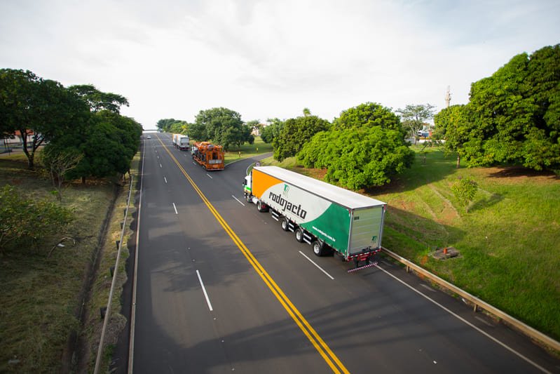 Caminhões Rodojacto em rodovias