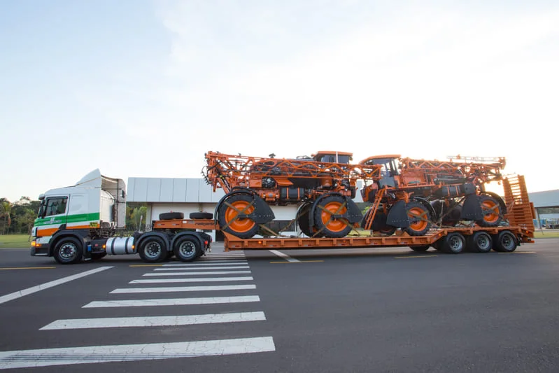 Tudo sobre o transporte de cargas customizadas Caminhão Rodojacto transportando máquinas agrícolas