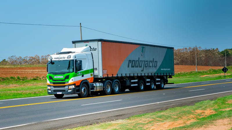 Caminhão Rodojacto na estrada