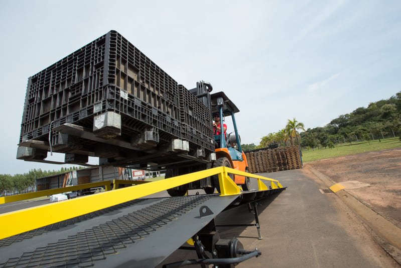 Funcionário da Rodojacto colocando a carga dentro do caminhão