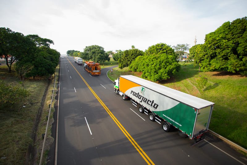 Visão do alto de caminhões da Rodojacto na estrada