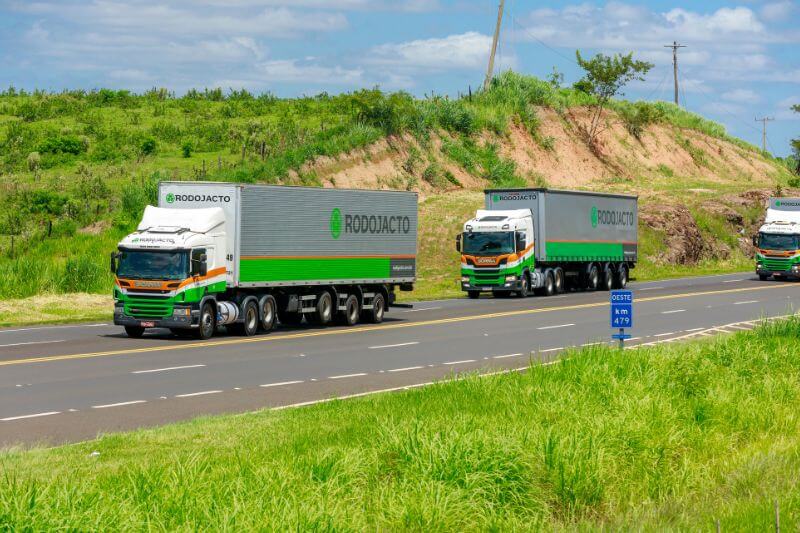 Caminhões da Rodojacto em rodovia