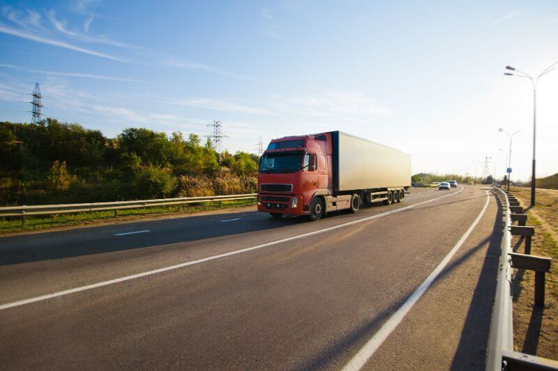 Caminhão trafegando em uma rodovia